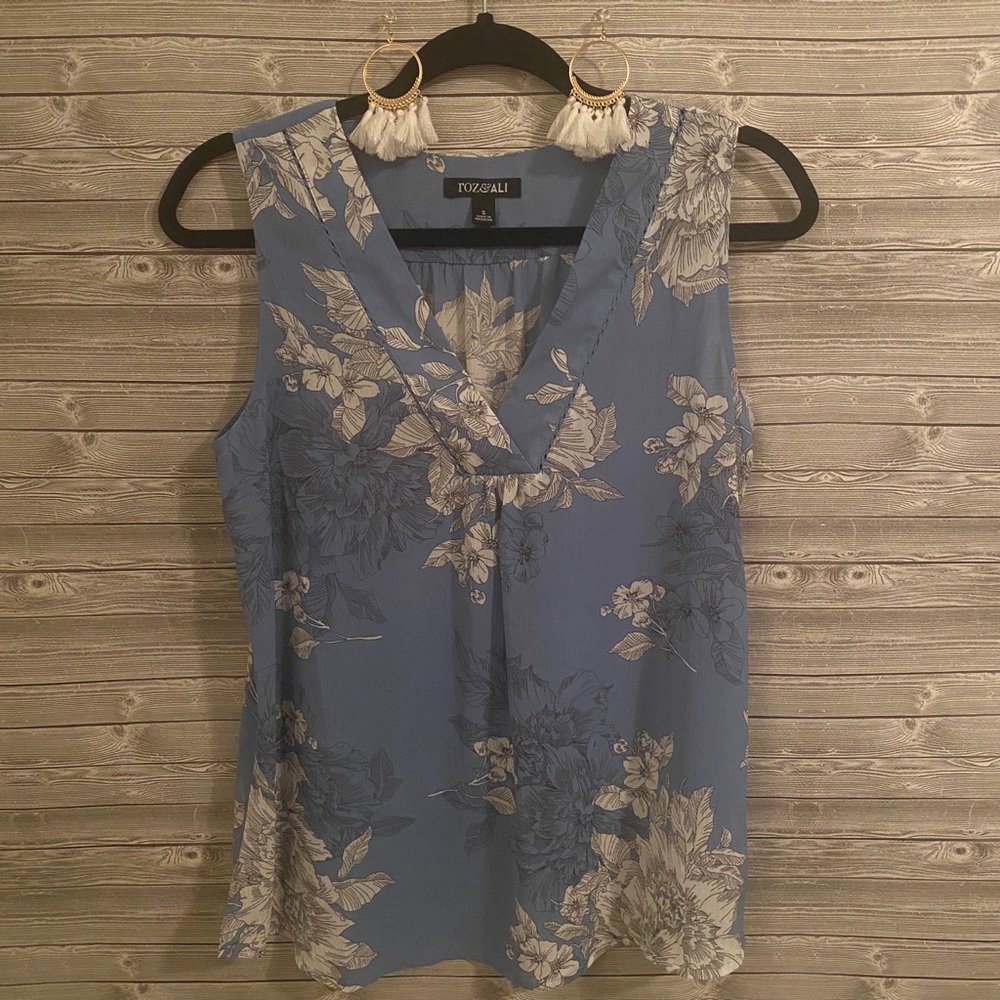 🐝 Roz & Aly Blue Floral Tank